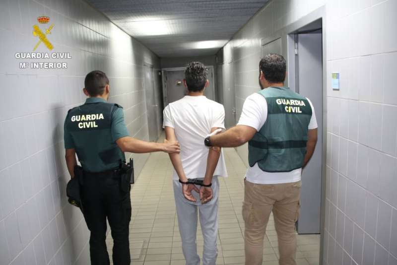Two police officers arrested in Tenerife for embezzling money from tourists 