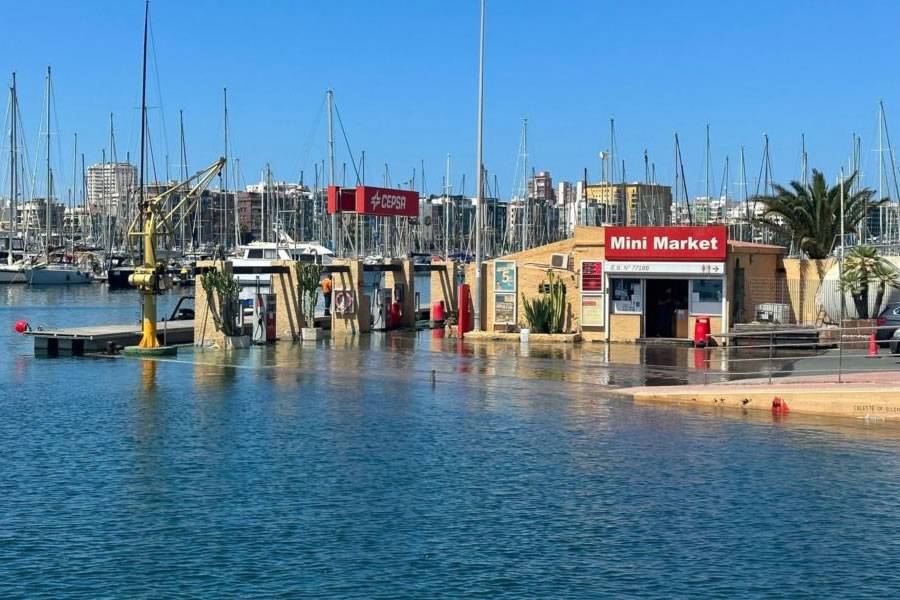 VIDEO: The Canary Islands feels the force of the highest tides of the year