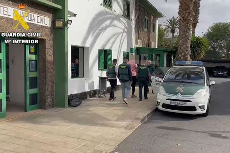 Couple arrested for using fake passports and credit cards at a hotel in the Canary Islands 