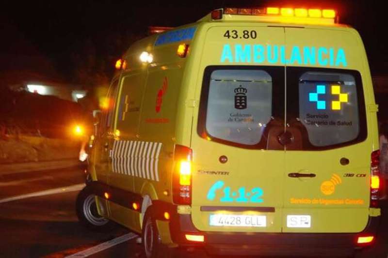 Man in critical condition after crashing into a traffic sign in the south of Tenerife