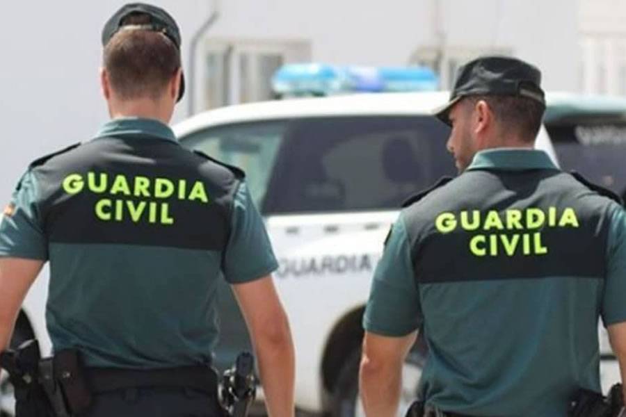 Passenger arrested for stealing flight attendant's phone before landing in Tenerife 