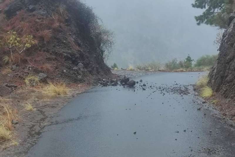 Rainstorms cause multiple incidents across Canary Islands: Alerts remain active