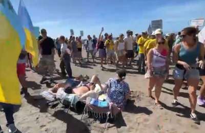 20-O demonstrations: Protesters 'Take Over' Las Americas Beach as tourists look on 