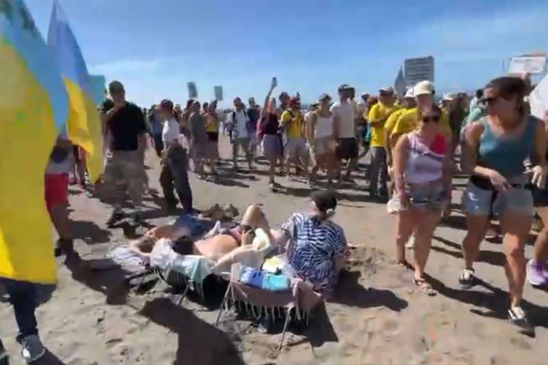 20-O demonstrations: Protesters 'Take Over' Las Americas Beach as tourists look on 