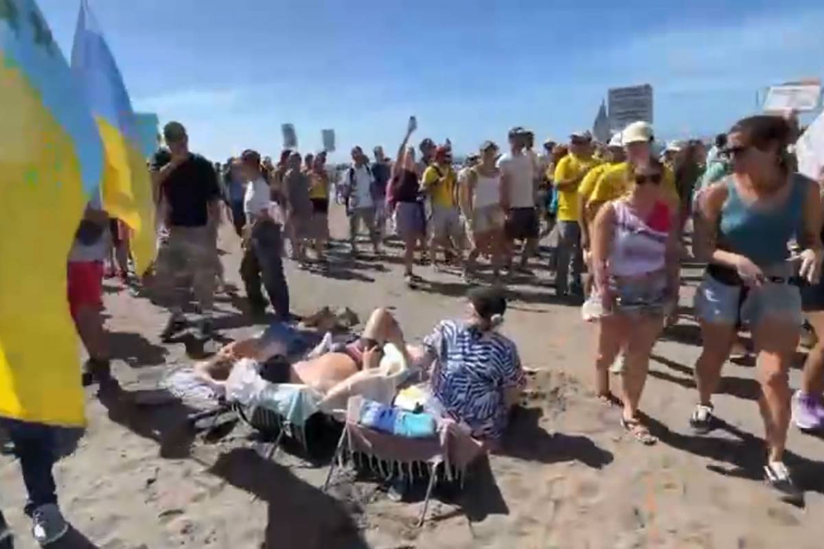 20-O demonstrations: Protesters 'Take Over' Las Americas Beach as tourists look on 