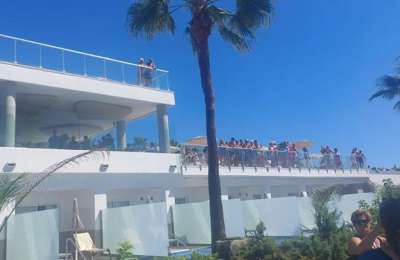 20-O demonstrations in Gran Canaria: Tourists film march and blow kisses