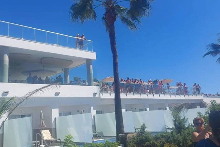 20-O demonstrations in Gran Canaria: Tourists film march and blow kisses