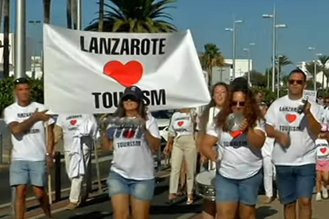Lanzarote residents stage 'We Love Tourism' rally hours after the 20-O protests
