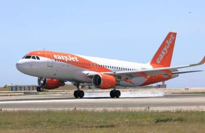 EasyJet flight to Gatwick forced to return to the Canary Islands due to a bird strike 