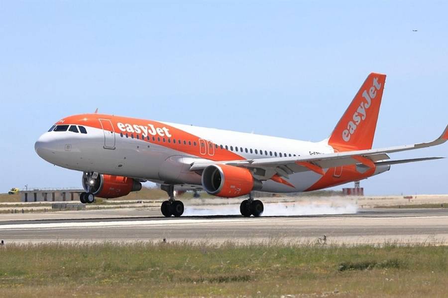 EasyJet flight to Gatwick forced to return to the Canary Islands due to a bird strike 