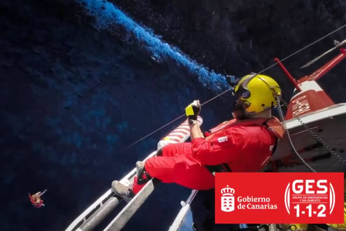 VIDEO: Helicopter rescues man from difficult-to-access beach area in Tenerife