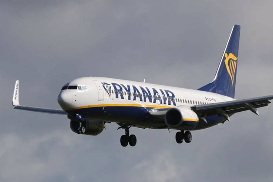 Priority landing after disruptive passenger urinates in the aisle of plane to Tenerife