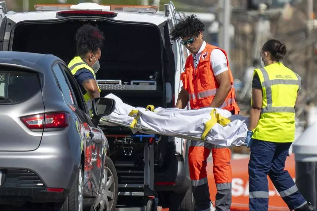 A fishing boat recovers the bodies of two migrants in the sea near Lanzarote
