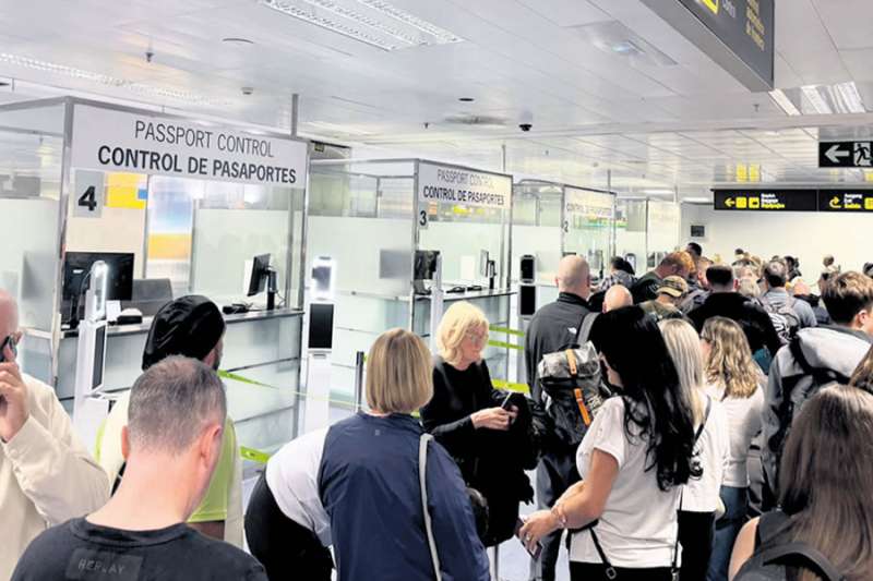 Ashotel calls for urgent action amid passport control chaos at Tenerife South Airport