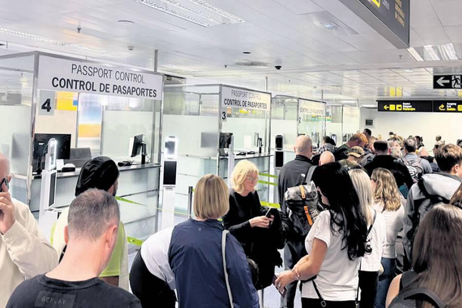 Ashotel calls for urgent action amid passport control chaos at Tenerife South Airport