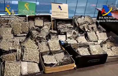 Four arrested at Tenerife South Airport carrying over 100 kilos of marijuana in luggage