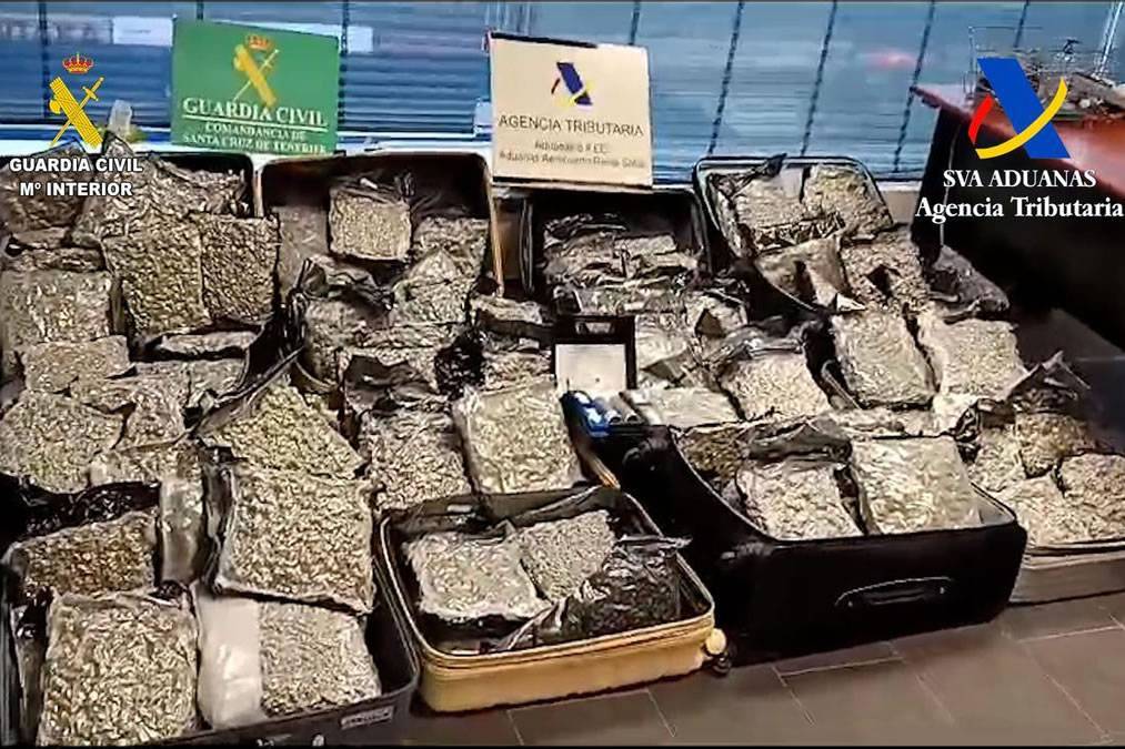 Four arrested at Tenerife South Airport carrying over 100 kilos of marijuana in luggage