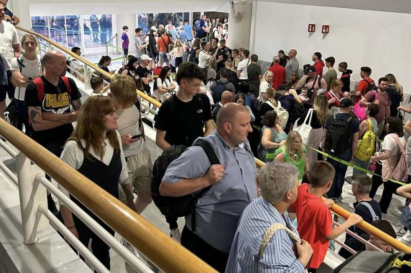 AENA urged to address passport control delays in Canary Islands airports