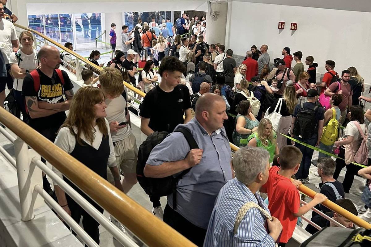 AENA urged to address passport control delays in Canary Islands airports