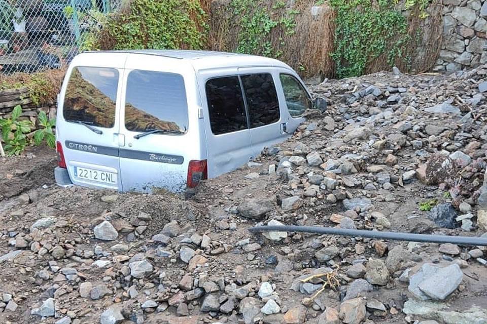 Heavy rains cause road closures, vehicle buried, and damage to three schools in Tenerife