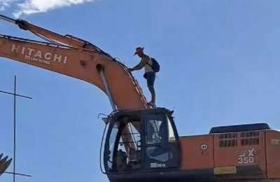 Activist chains himself to digger to stop work on new complex in Tenerife