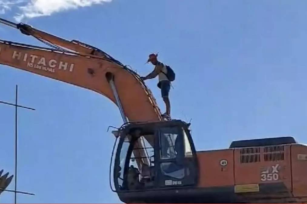 Activist chains himself to digger to stop work on new complex in Tenerife