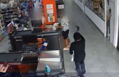VIDEO: Man robs supermarket in Tenerife wielding large sickle