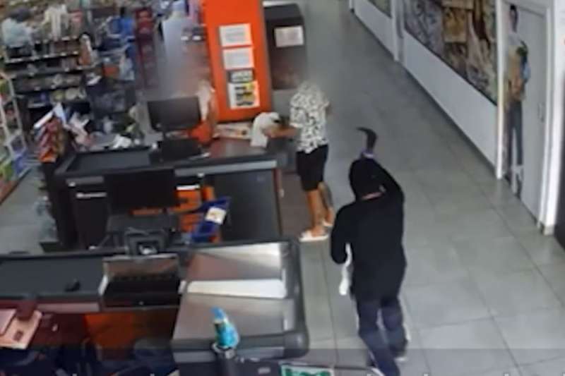 VIDEO: Man robs supermarket in Tenerife wielding large sickle