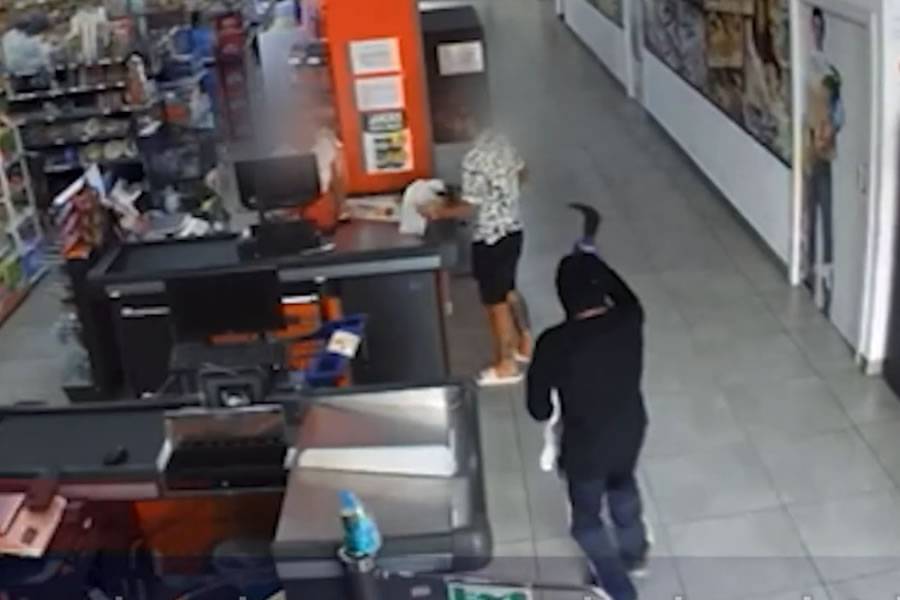 VIDEO: Man robs supermarket in Tenerife wielding large sickle