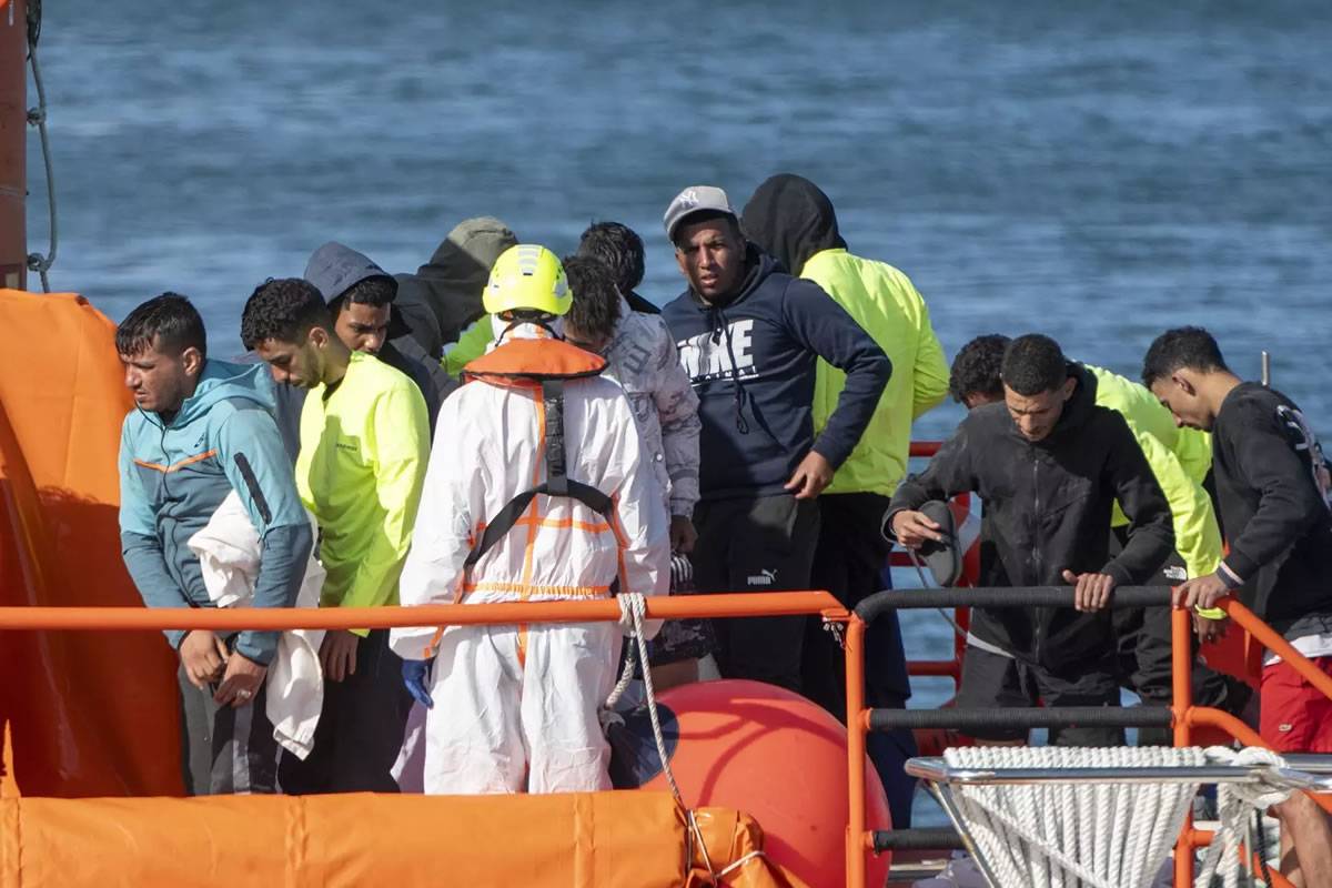 Over 200 rescued from two cayucos near the Canary Islands including 3 babies