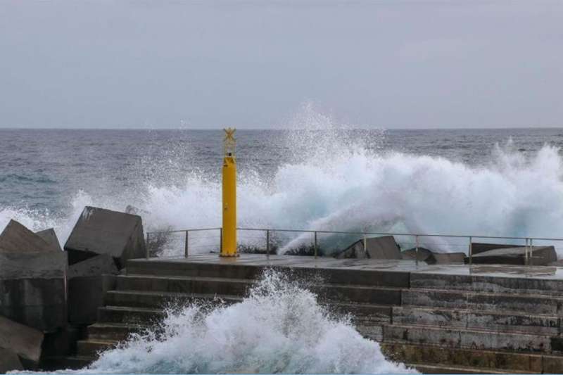 Pre-alert declared for dangerous coastal waters across the Canary Islands