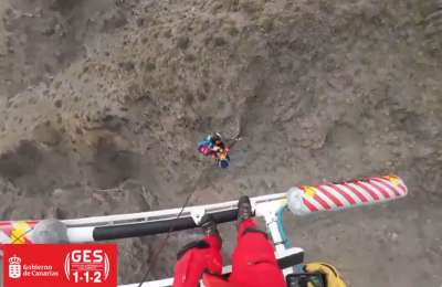 VIDEO: 72-year-old paraglider rescued after accident on Taucho mountain in Adeje