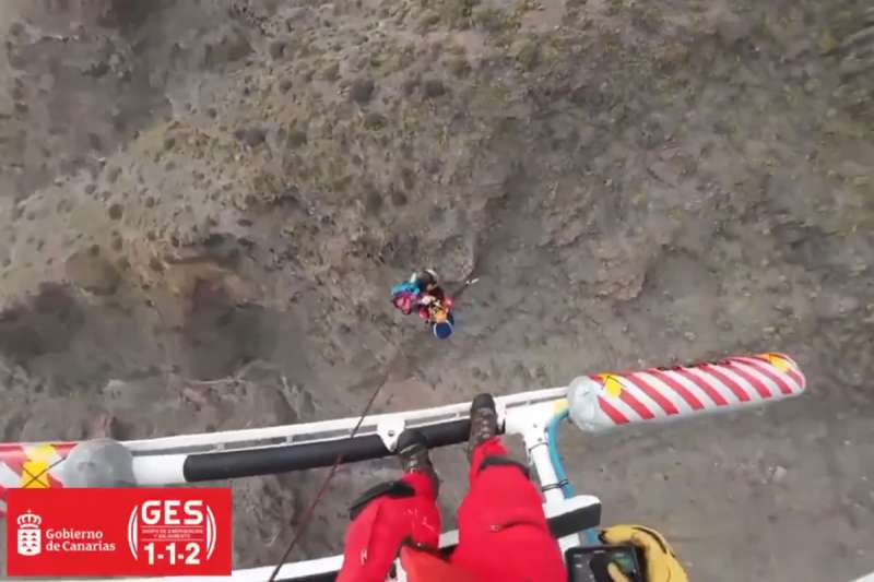 VIDEO: 72-year-old paraglider rescued after accident on Taucho mountain in Adeje