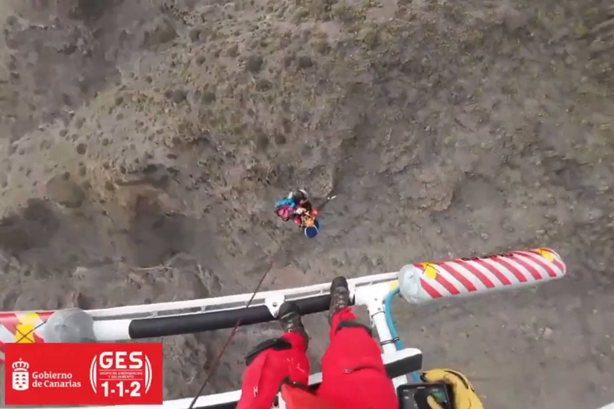 VIDEO: 72-year-old paraglider rescued after accident on Taucho mountain in Adeje