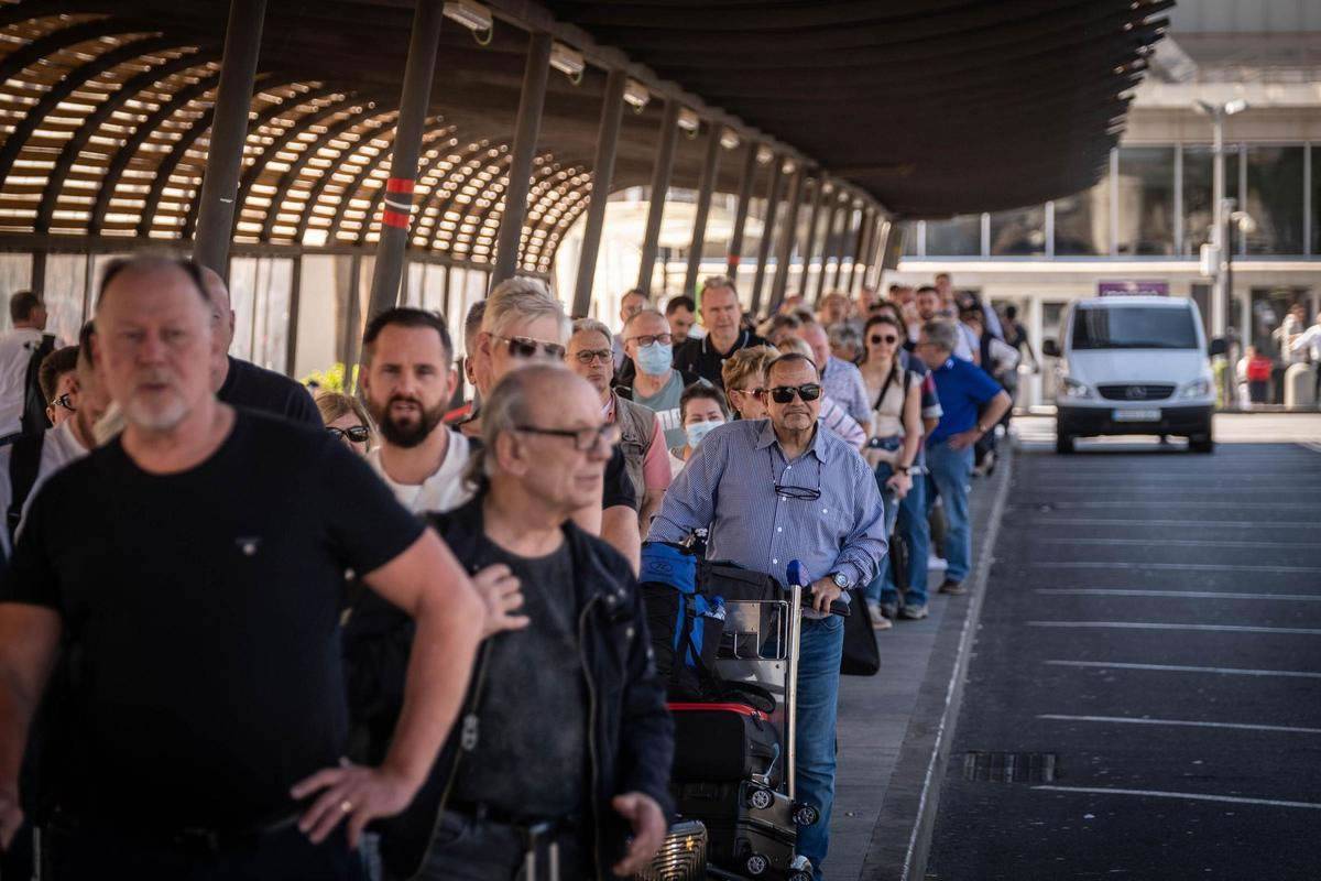 Council blames traffic on the TF-1 for long taxi queues at Tenerife South Airport