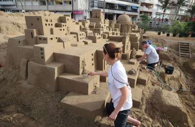 Las Canteras prepares to unveil its iconic sand nativity scene