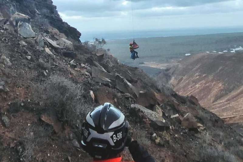 Injured paraglider rescued from inaccessible area near Mirador del Rio in Lanzarote