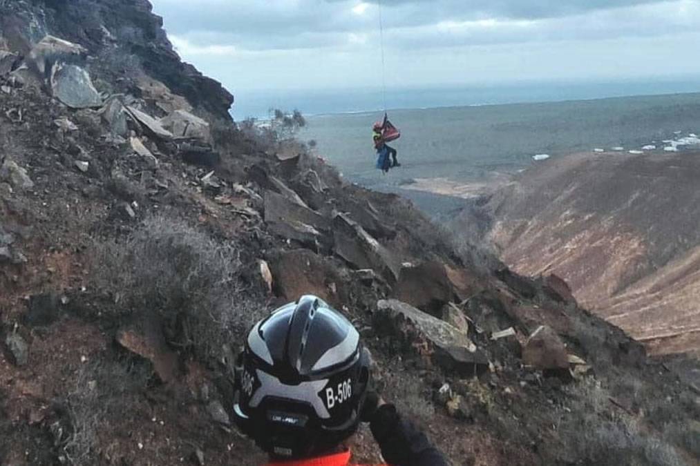 Injured paraglider rescued from inaccessible area near Mirador del Rio in Lanzarote