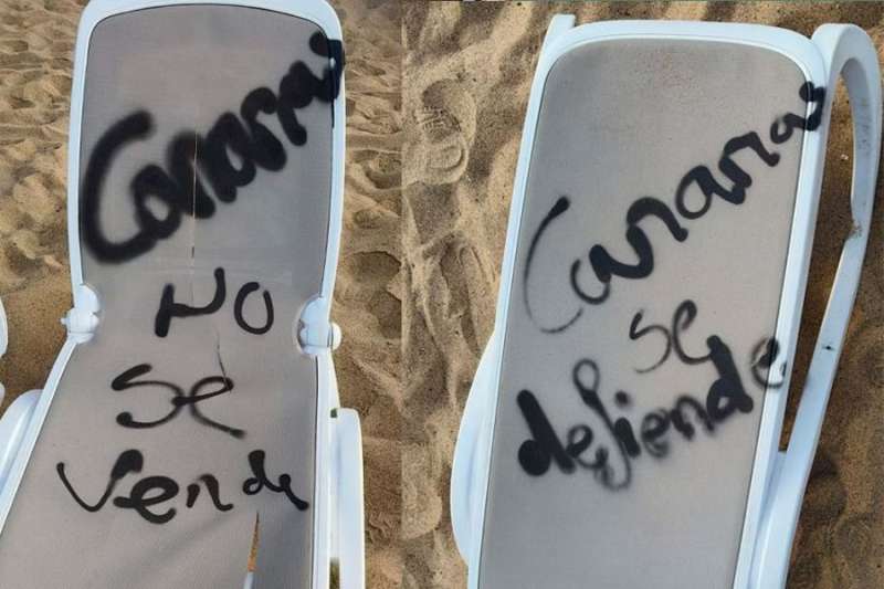 Over 230 sun beds vandalised with anti-tourism slogans on Los Cristianos beaches