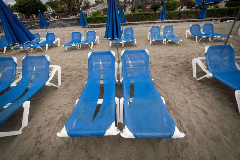Video appears online of vandals slashing sunbeds in Los Cristianos