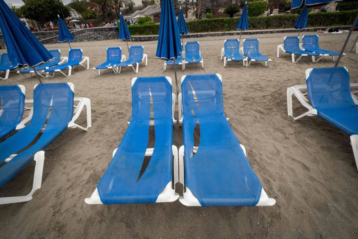 Video appears online of vandals slashing sunbeds in Los Cristianos
