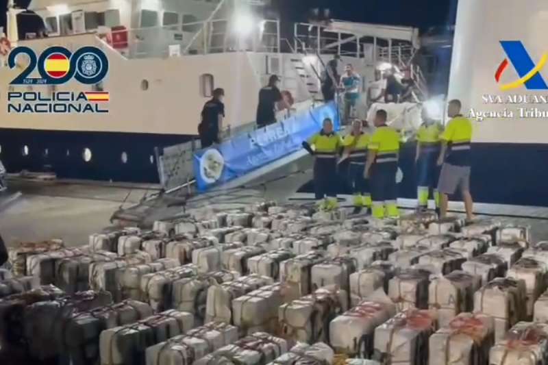 Ten crew members arrested on fishing boat carrying 3,300 kilos of cocaine near the Canaries 