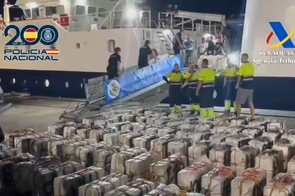 Ten crew members arrested on fishing boat carrying 3,300 kilos of cocaine near the Canaries 