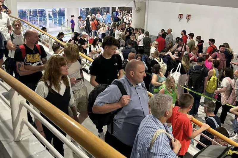 Government acknowledges “occasional delays” in passport control at Tenerife South Airport