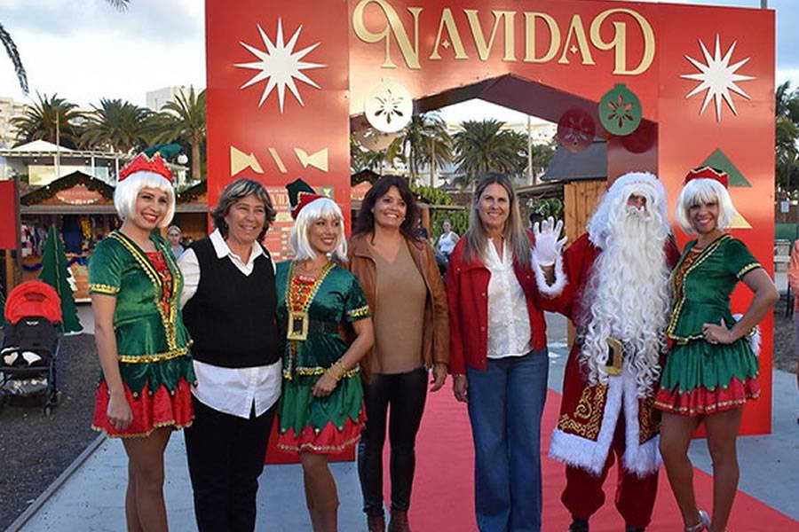 The magic of Christmas lights up the opening of Costa Teguise's Christmas Market