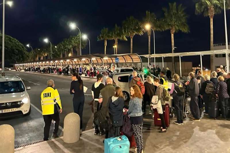 Tenerife Cabildo says it is “making progress” in the solution to taxi queues at the south airport