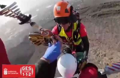 VIDEO: Paragliding accident in Adeje: Woman rescued by emergency helicopter