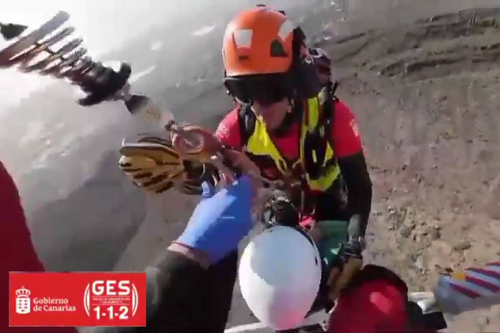 VIDEO: Paragliding accident in Adeje: Woman rescued by emergency helicopter