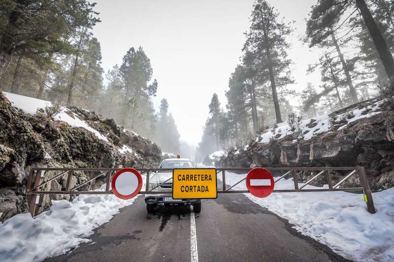 All access roads to Teide closed due to snow and ice