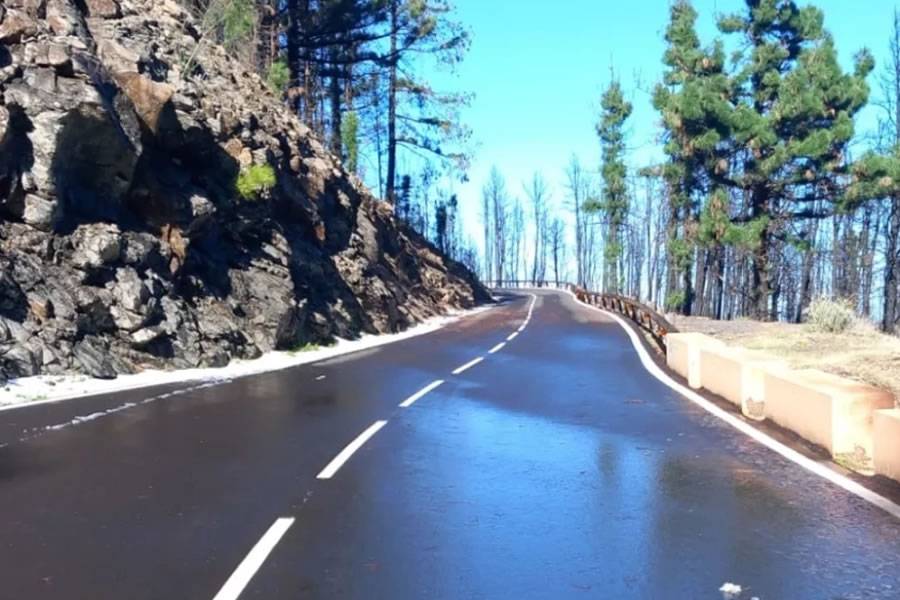 La Esperanza access road to Teide reopened after ice and rocks manually cleared